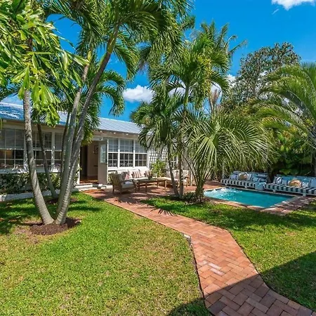 Tropical Estate W/ Guesthouse & Pool. Sleeps 8!